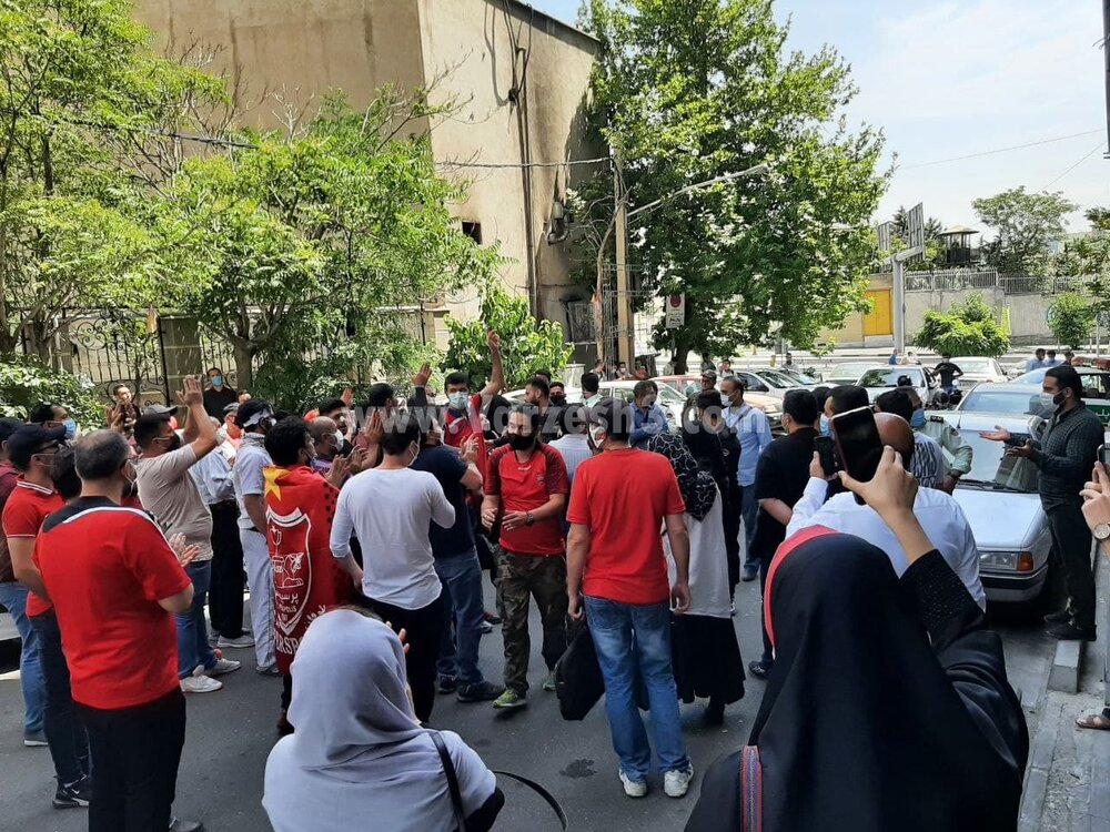 تجمع هواداران پرسپولیس در مقابل فدراسیون/عکس