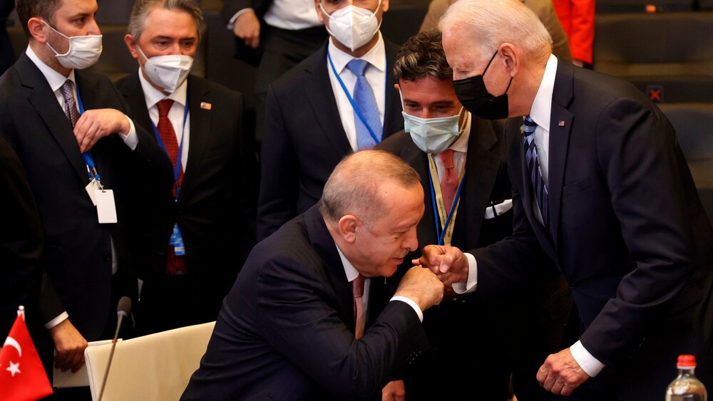 اولین دیدار اردوغان و بایدن/از خط و نشان برای یکدیگر تا اعلام دوستی و دعوت رئیس جمهور آمریکا به ترکیه/عکس