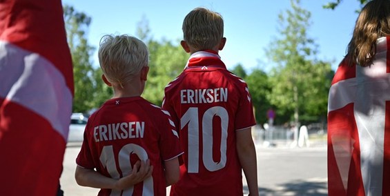 یورو 2020|تصاویری جالب از حمایت دانمارکی ها و بلژیکی ها از اریکسن