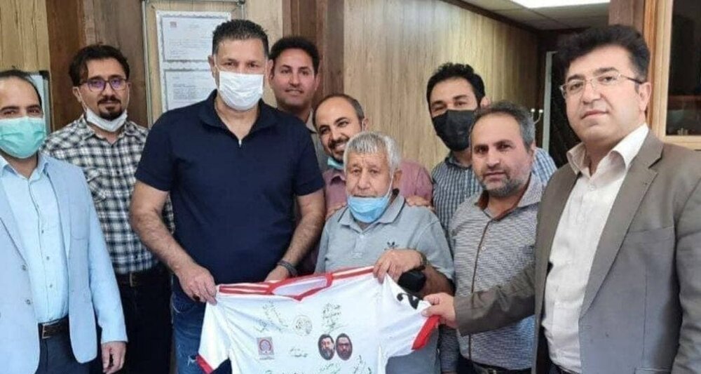 یک حرکت تحسین برانگیز دیگر از علی دایی+عکس