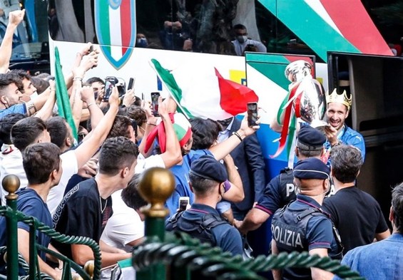 یورو ۲۰۲۰| ایتالیایی‌ها با جام قهرمانی وارد رم شدند+ عکس