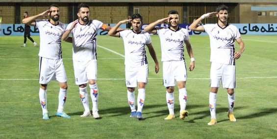 اهدای جام قهرمانی به تیم فجر شهید سپاسی  بازگشت به لیگ برتر بعد از 8 سال