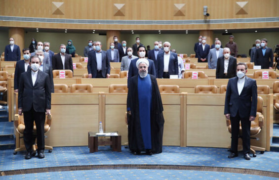 روحانی: فرمانده جنگ اقتصادی بودم اما بدون سرباز  هیچ وزیری را بخاطر رفاقت انتخاب نکردم