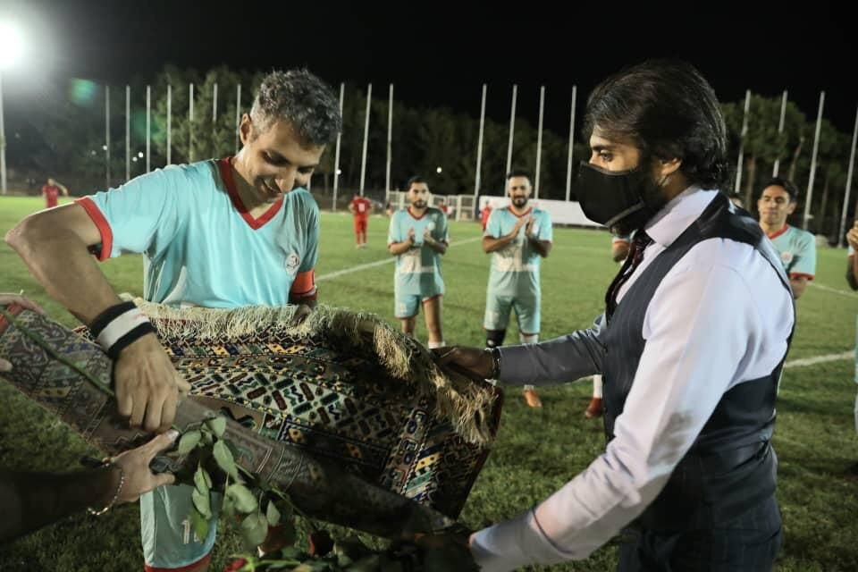 پیراهن قرمز پرسپولیسیها به نام عادل فردوسیپور/عکس