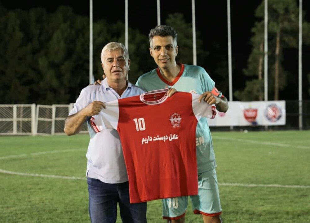 پیراهن قرمز پرسپولیسیها به نام عادل فردوسیپور/عکس
