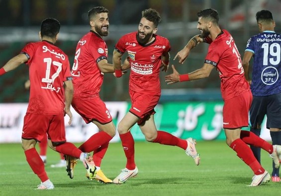 حضور آل‌کثیر با گیتار در جشن قهرمانی پرسپولیس/ تبریک کاپیتان و سرمربی به بازیکنان