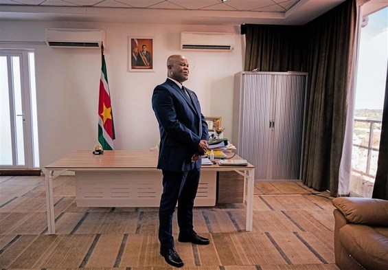 داستان سورئال فوتبالیست شدن نخست وزیر ۶۰ ساله سورینام+ عکس