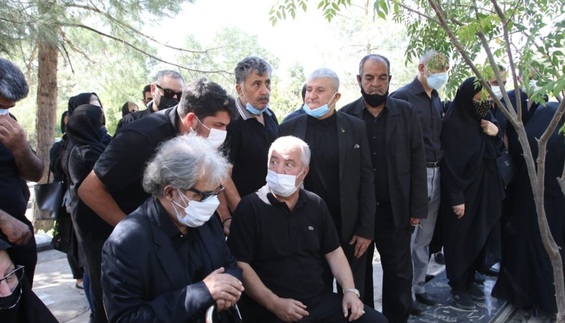 مراسم خاکسپاری خواهر علی پروین در حضور پیشکسوتان پرسپولیس+عکس