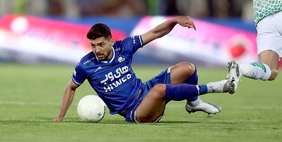 هافبک استقلال بازی با هوادار را از دست داد