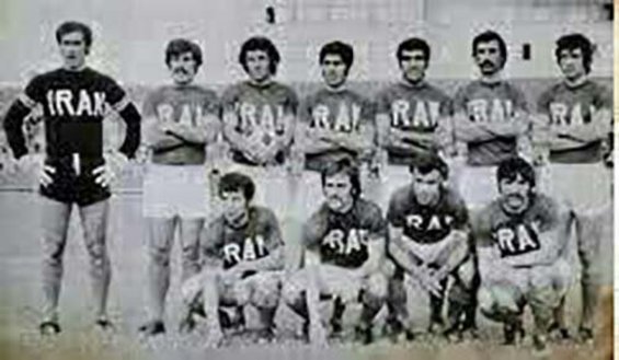 نماز جماعت در اردوی تیم ملی فوتبال+عکس