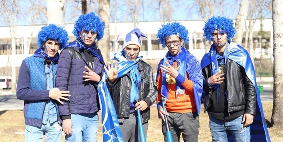 حاشیه بازی فجر و استقلال| حضور تماشاگران و اعتراض مسئولان آبی پوش/کری خوانی پشت درهای استادیوم+عکس