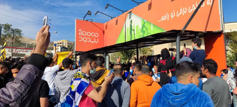 حاشیه بازی فجر و استقلال| حضور تماشاگران و اعتراض مسئولان آبی پوش/کری خوانی پشت درهای استادیوم+عکس