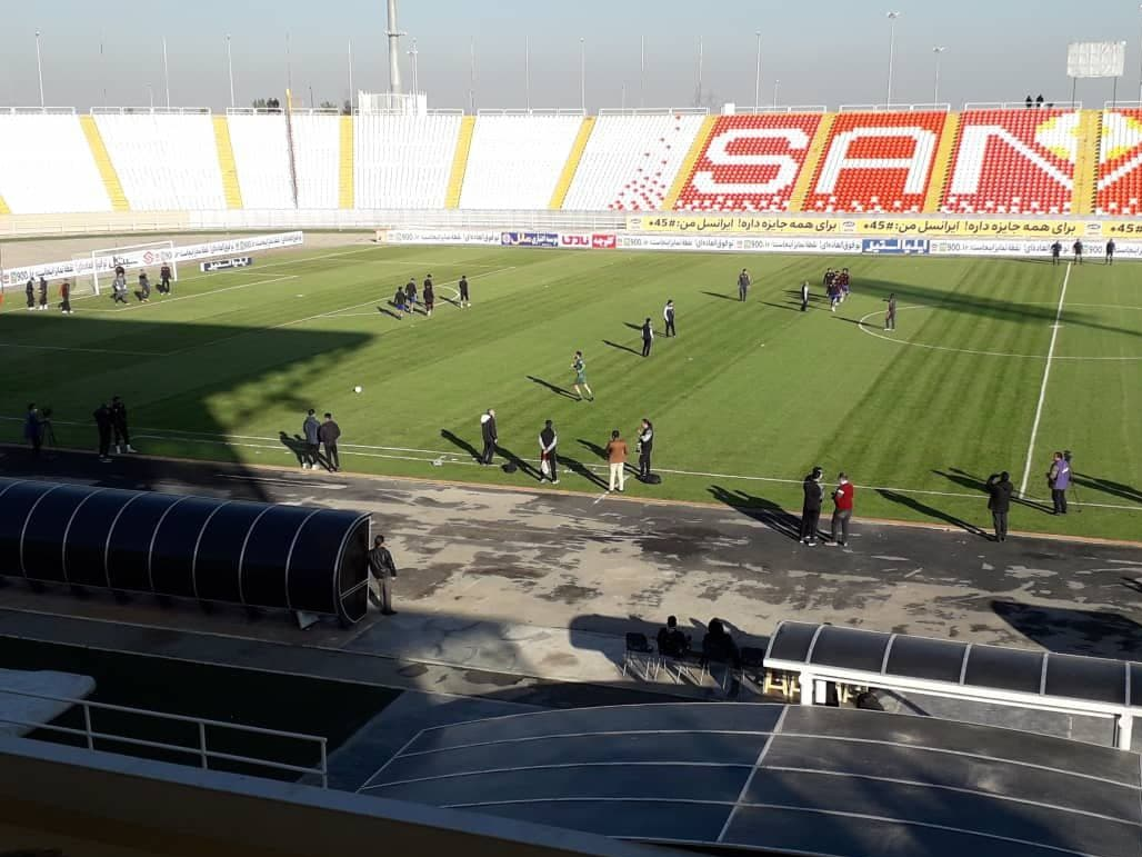 حاشیه پدیده و ذوبآهن| گرم کردن بازیکنان مشهد بدون توپ حاشیه پدیده و ذوبآهن| گرم کردن بازیکنان مشهد بدون توپ