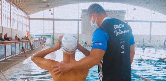 مدافع اسبق استقلال قهرمان شنا شد+عکس