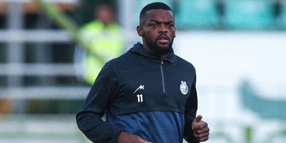 حاشیه بازی ذوب‌آهن و استقلال|صورت خونی هافبک آبی ها /بازیکن ذوب‌آهن با آمبولانس از ورزشگاه خارج شد