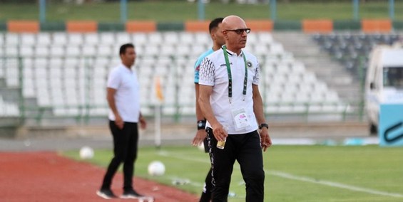 حاشیه بازی ذوب‌آهن و استقلال|خروج مربی سپاهان از ورزشگاه با درخواست ناظر