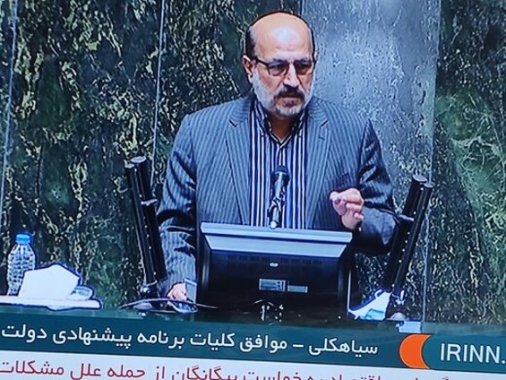 افشاگری یک نماینده: خودروسازان حاضر نیستند تولیدات خود را به بازار بفرستند
