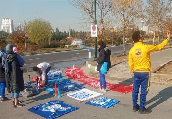 حاشیه دربی ۹۷| حضور هواداران استقلال و پرسپولیس در بیرون از ورزشگاه/ استقلال تبلیغات محیطی را در دست گرفت +عکس