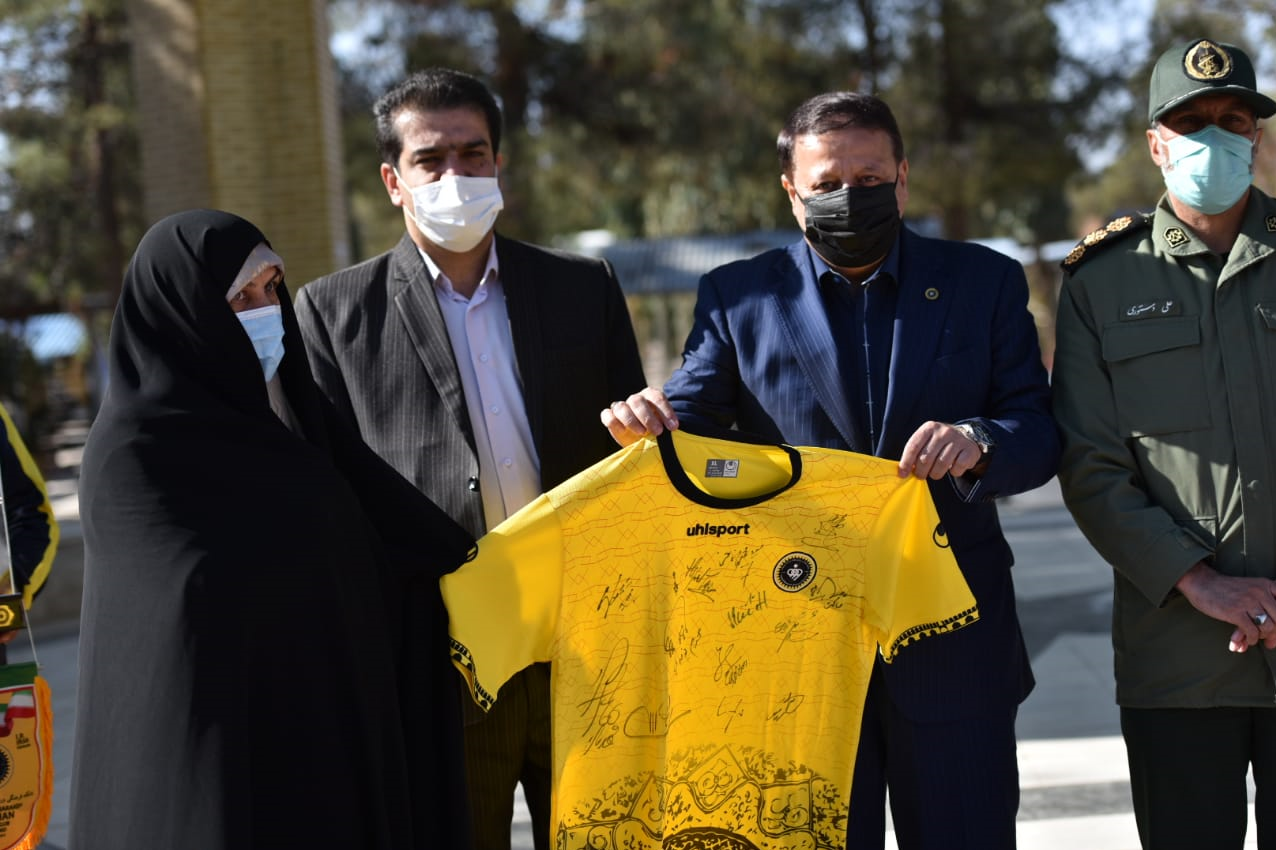 حاشیه بازی گل گهر و سپاهان|هدیه ویژه سپاهان به شهدای سیرجان/خوش و بش شاگرد قلعهنویی با ساکت +عکس حاشیه بازی گل گهر و سپاهان|هدیه ویژه سپاهان به شهدای سیرجان/خوش و بش شاگرد قلعهنویی با ساکت +عکس