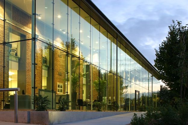 آشنایی با عوامل موثر در قیمت اجرای نمای فریم لس آشنایی با عوامل موثر در قیمت اجرای نمای فریم لس