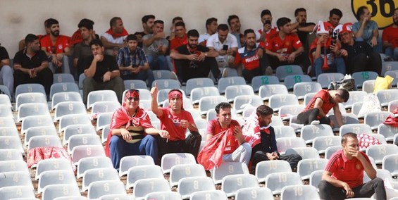 حاشیه بازی پرسپولیس و هوادار| حضور تماشاگران در ورزشگاه و معطلی مسئولان هوادار در آزادی