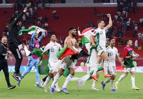 حمایت بازیکنان الجزایر از فلسطین پس از صعود به مرحله نیمه‌نهایی جام عرب
