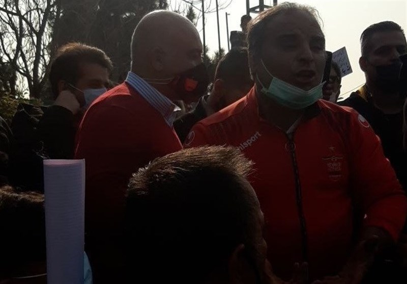 حضور هواداران پرسپولیس در مقابل وزارت ورزش حضور هواداران پرسپولیس در مقابل وزارت ورزش