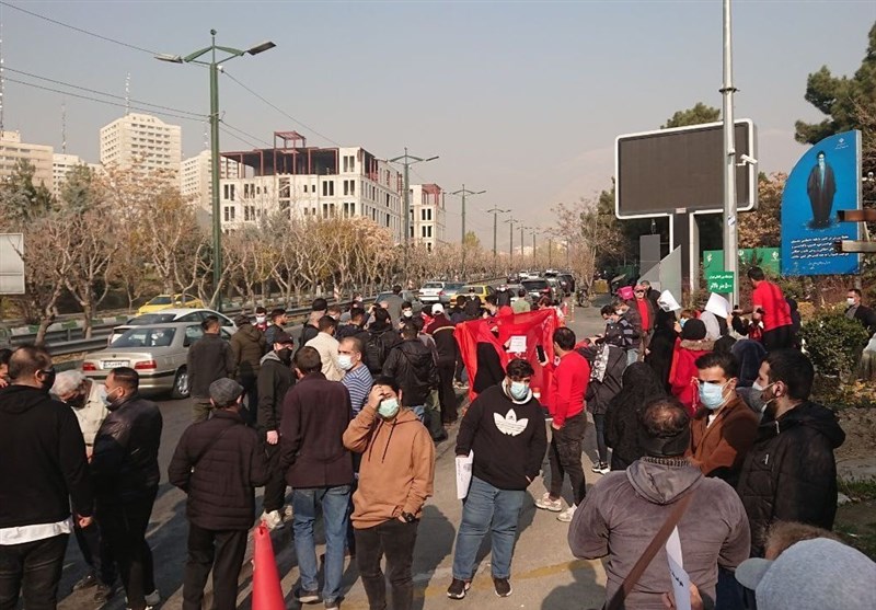 حضور هواداران پرسپولیس در مقابل وزارت ورزش حضور هواداران پرسپولیس در مقابل وزارت ورزش