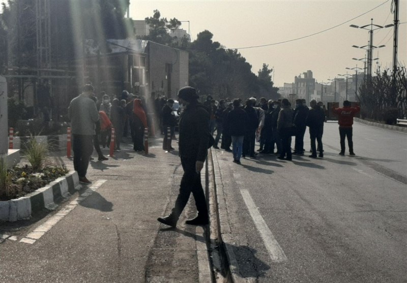 حضور هواداران پرسپولیس در مقابل وزارت ورزش حضور هواداران پرسپولیس در مقابل وزارت ورزش