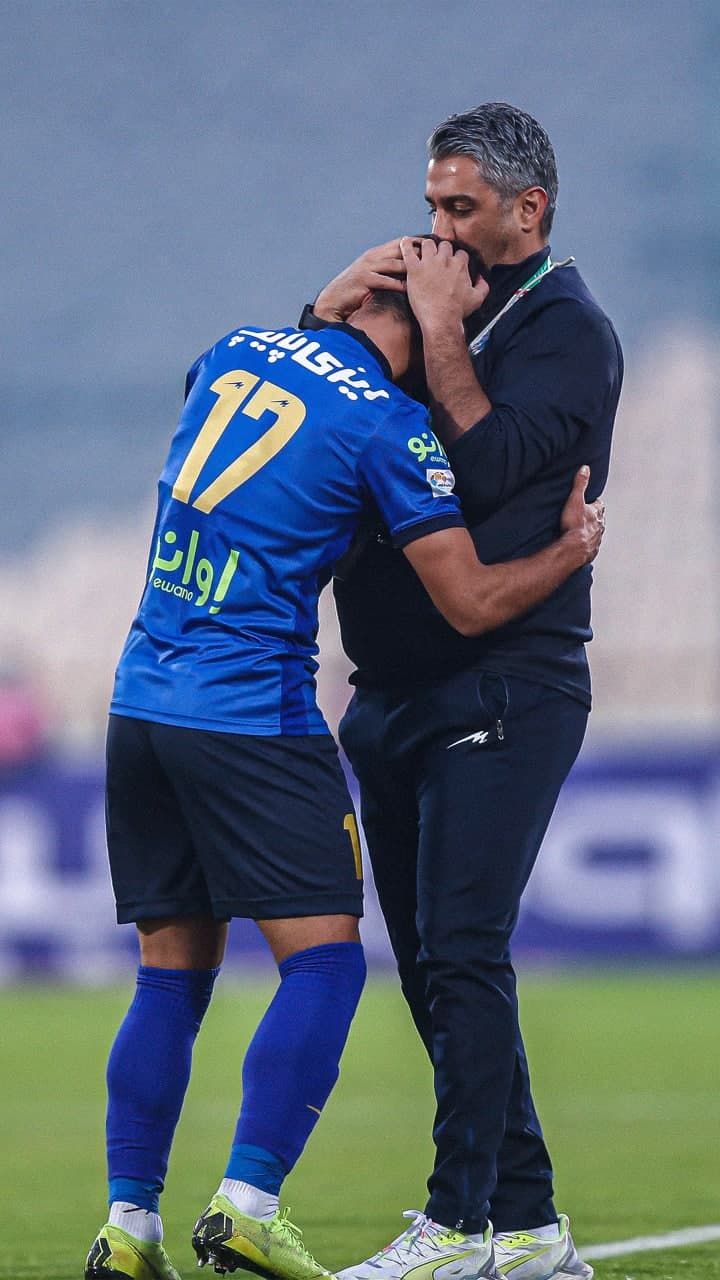 بوسیدن مجیدی بر سر گلزن ۳ امتیازی/عکس