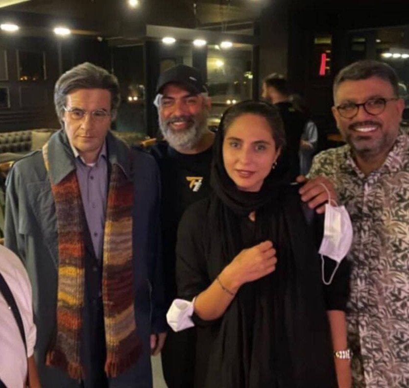 عکس | رعنا آزادی‌ور و مهدی پاکدل در کنار مجسمه خسرو شکیبایی