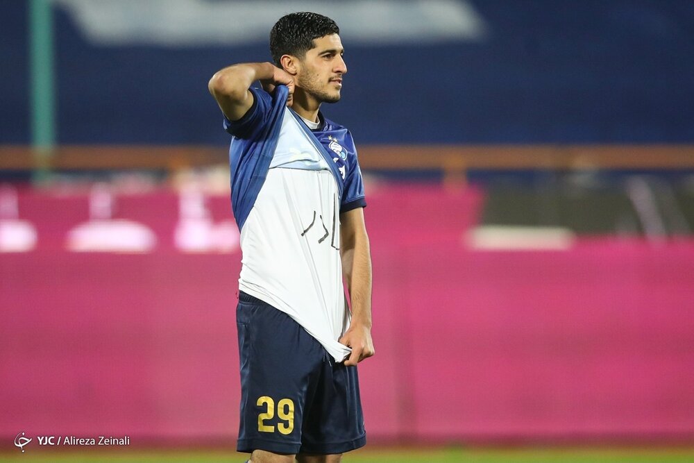 بوسه یک استقلالی برای مادر/عکس