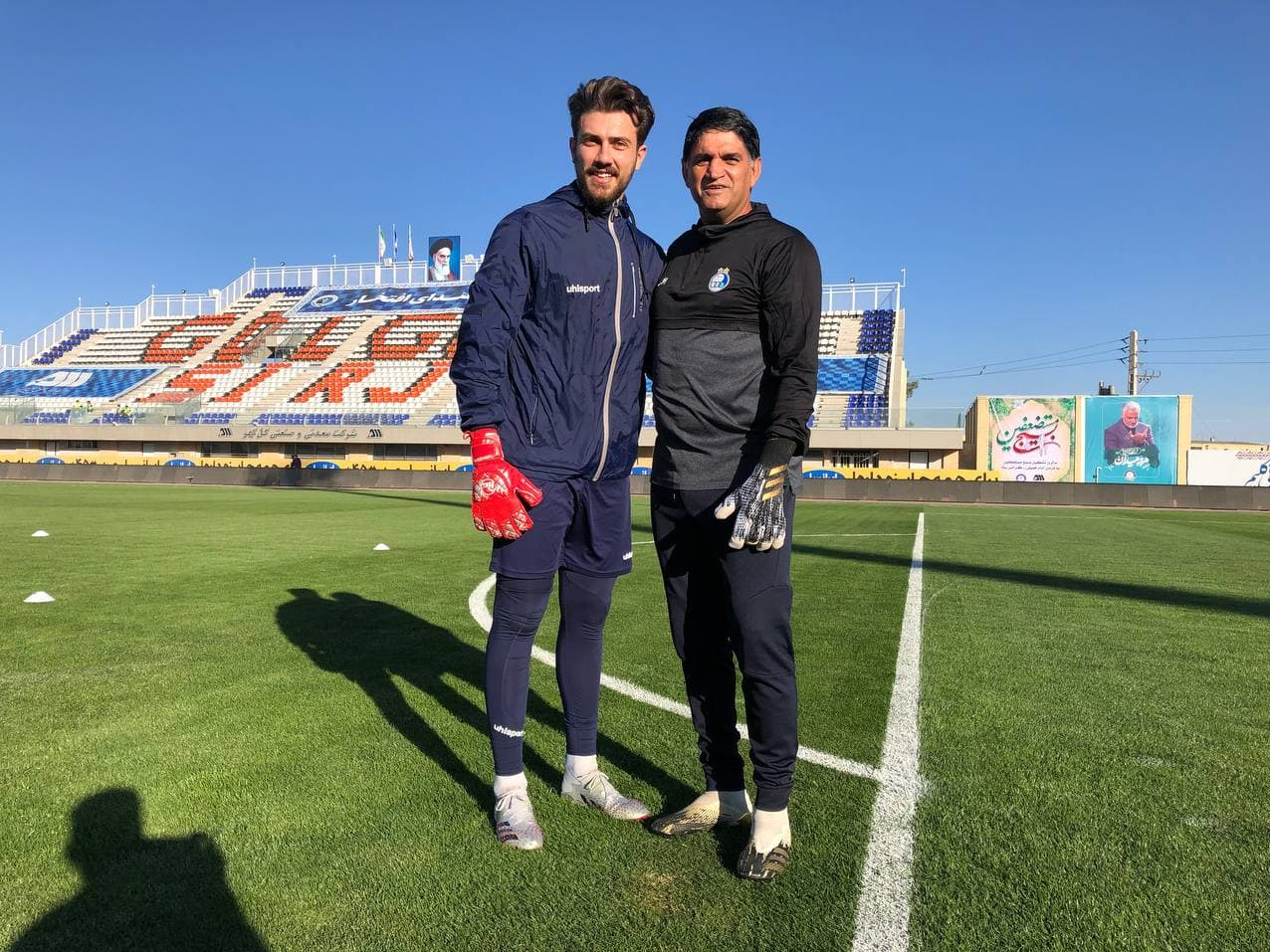 حاشیه بازی گلگهر و استقلال|عکس یادگاری دروازهبان گلگهر با مربی استقلال/شاگردان قلعهنویی قول شام گرفتند حاشیه بازی گلگهر و استقلال|عکس یادگاری دروازهبان گلگهر با مربی استقلال/شاگردان قلعهنویی قول شام گرفتند