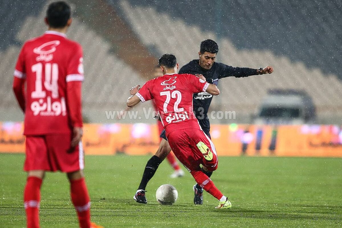 عکس| لایی مهاجم گلزن پرسپولیس به داور بازی