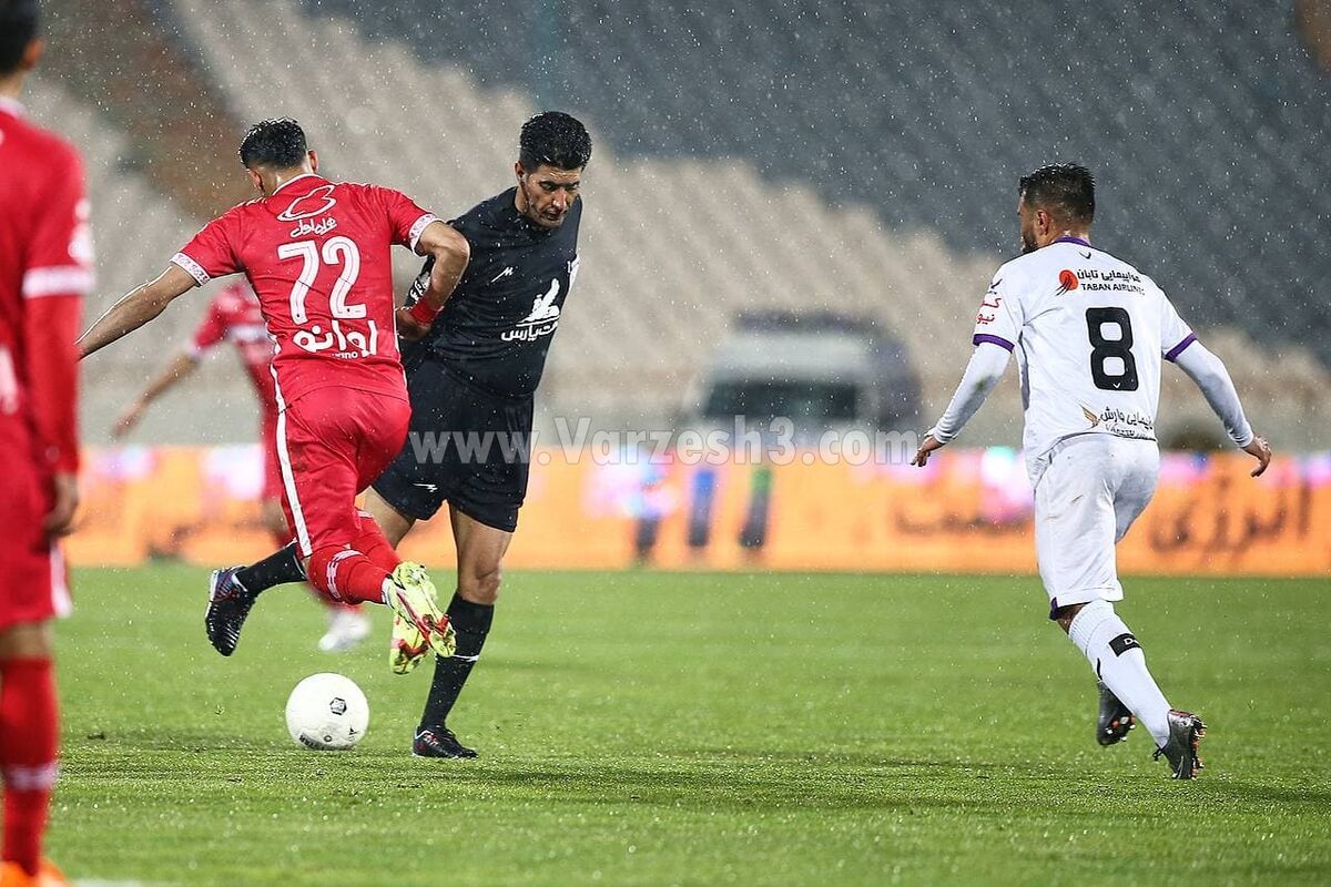 عکس| لایی مهاجم گلزن پرسپولیس به داور بازی