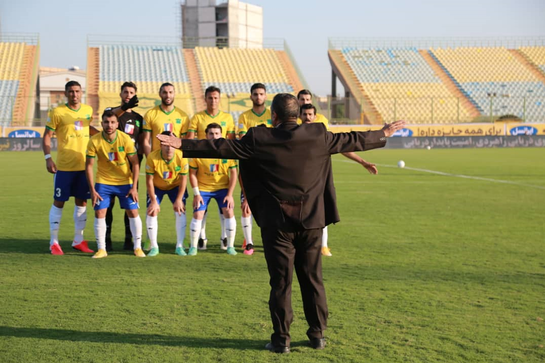 حاشیه بازی نفت آبادان و استقلال|عصبانیت مجیدی از بازیکنان استقلال/ همه ناراضی از ناظر بازی +عکس