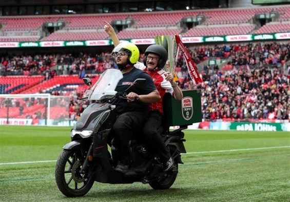 انتقال جام قهرمانی به ورزشگاه ومبلی انگلیس با پیک پیتزابَر!