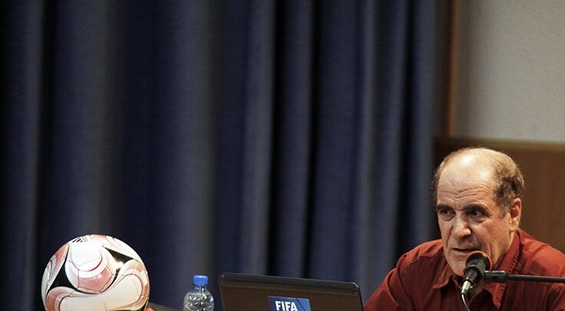 از داوری که بازیکن استقلال را اخراج کرد باید تقدیر شود/ در کار فنی خود کم می آورند؛ داوران را متهم می کنند