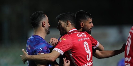 حضور فرد جنجالی بازی سپاهان ـ پرسپولیس در اطراف سرخپوشان+ عکس