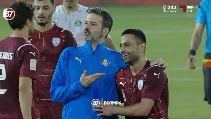 ۳ عکس فوق العاده جذاب از برخورد سرمربی سابق استقلال با ستاره آبی ها/ با این فوتبالی که تو بازی کردی دیوانه شدیم!