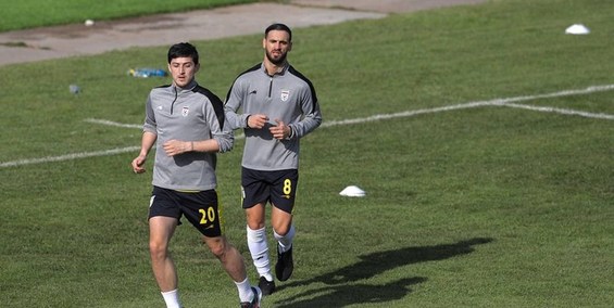 هواداران پشت درهای ورزشگاه محل تمرین تیم ملی+ عکس