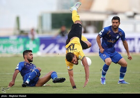 عزیززاده: آنهایی که می‌گویند خون‌شان آبی است دست از حاشیه‌سازی برای استقلال بردارند