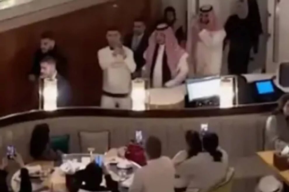 عکس | واکنش بامزه رونالدو به رفتار آزاردهنده عربستانی‌ها