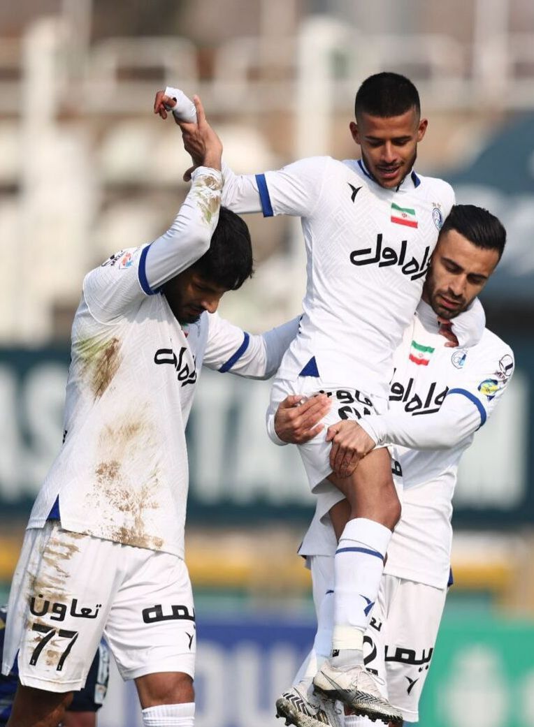 باشوی کوچک استقلال روی دوش گیتاریست+عکس باشوی کوچک استقلال روی دوش گیتاریست+عکس