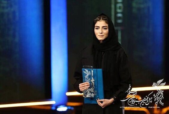 پوششی متفاوت از خانمی که سیمرغ گرفت+عکس