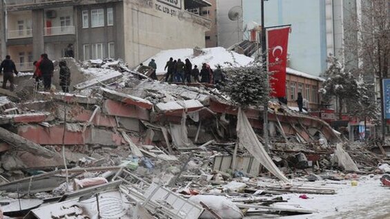 ادای احترام هواداران ترکیه‌ای به نیروهای امداد زلزله +عکس