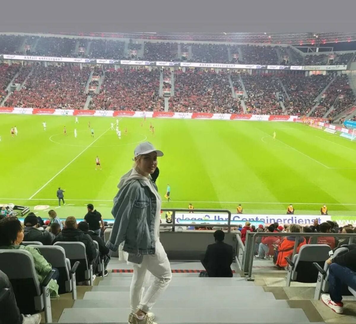 مهناز افشار به دیدن سردار آزمون رفت/ تیپ بازیگر جنجالی در استادیوم مهناز افشار به دیدن سردار آزمون رفت/ تیپ بازیگر جنجالی در استادیوم