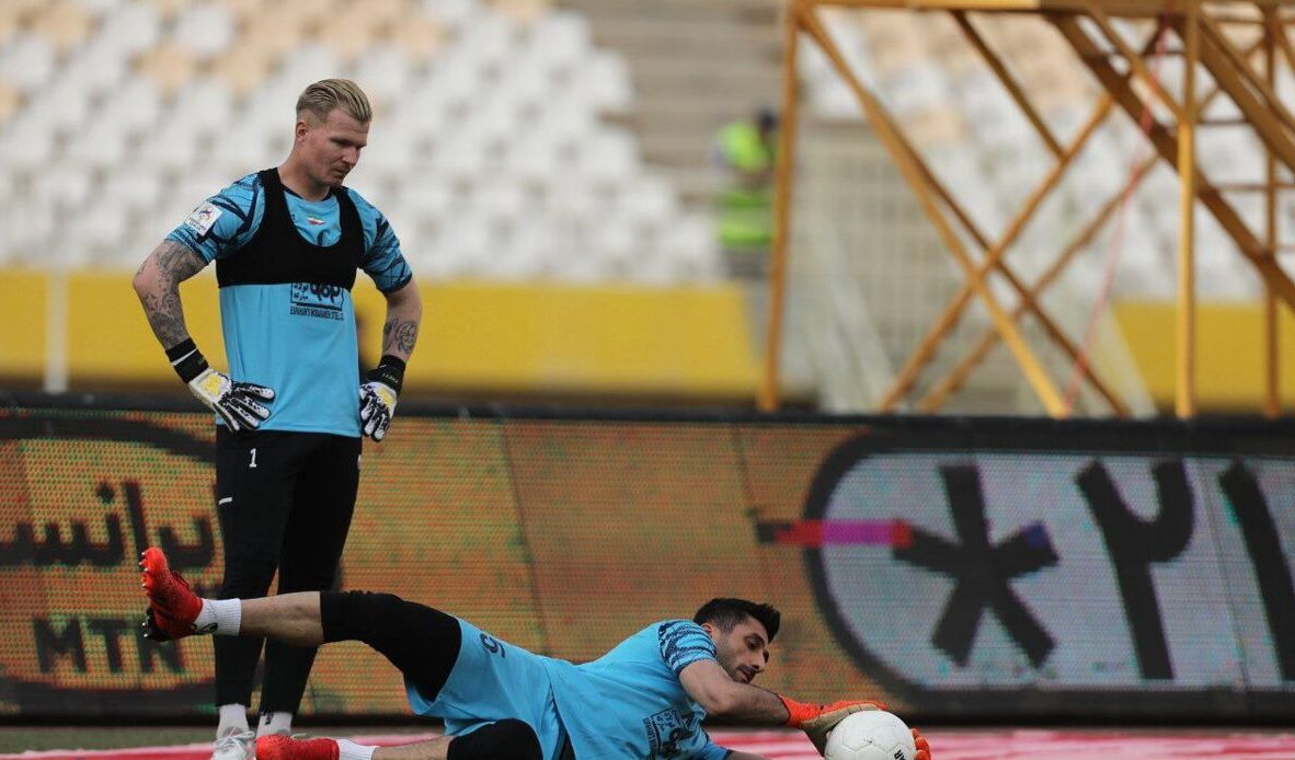 عکس| کری&zwnj;خوانی عجیب بازیکن جنجالی استقلال با رنگ قرمز/ گلر ملی&zwnj;پوش به پرسپولیس چراغ سبز نشان داد؟