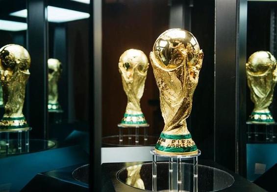 نمایش عمومی جام قهرمانی جام جهانی در نقاط مختلف قطر + عکس