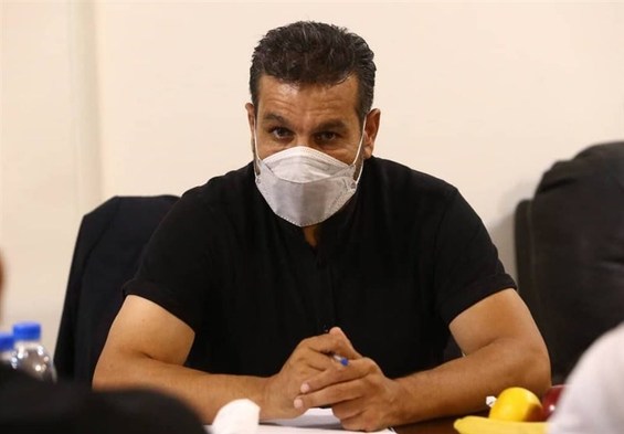 مؤمنی: پرسپولیسیها در یک قایق سوراخ سوار شدهاند